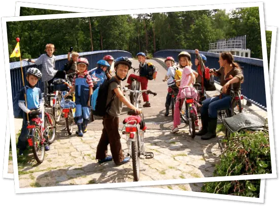 Kindergruppe mit Fahrrädern