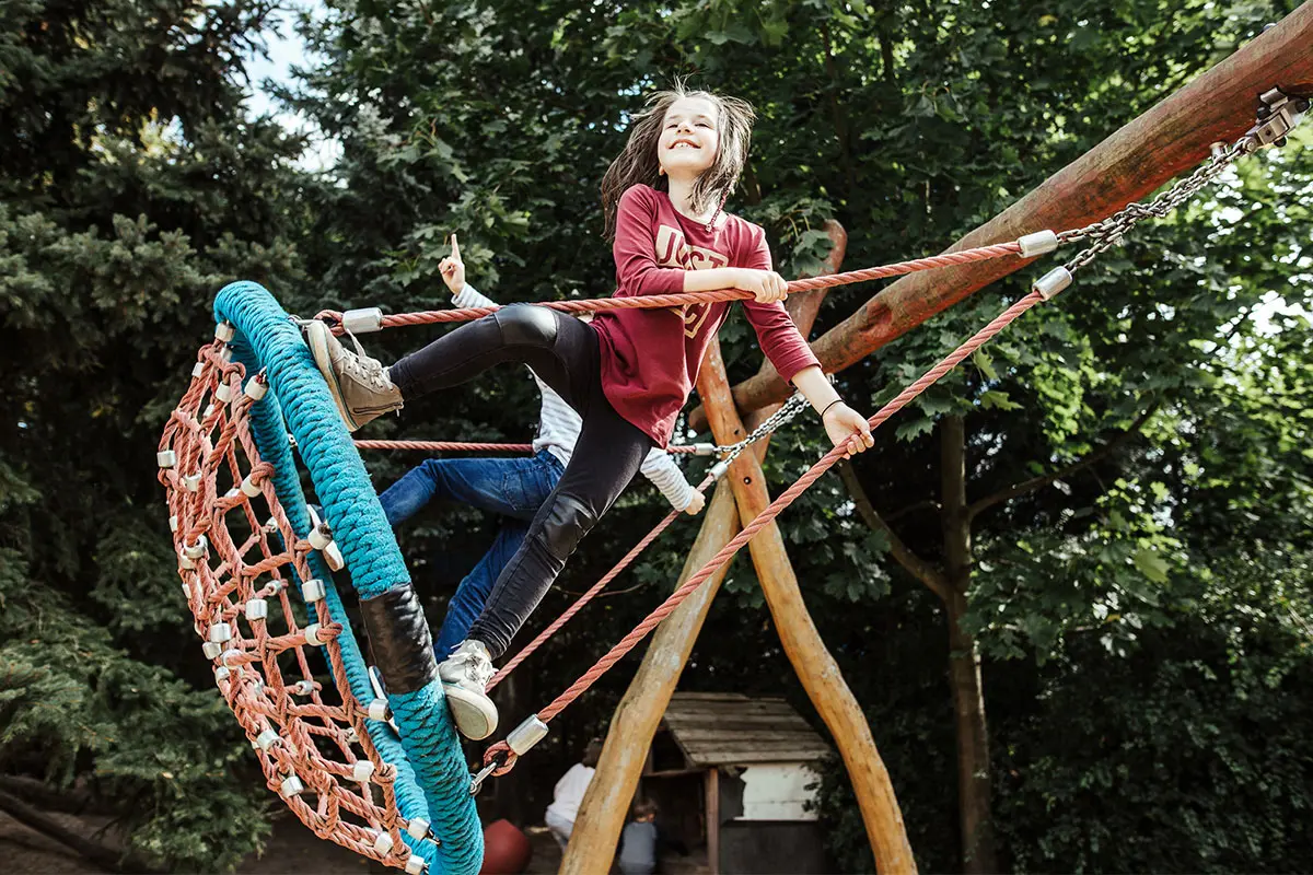 Ein Mädchen schaukelt
