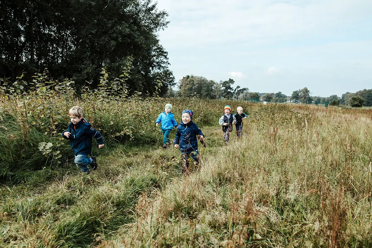 Kinder rennen durch das Feld